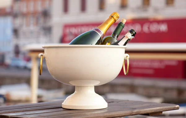 Wine in a tub with ice — Stock Photo, Image