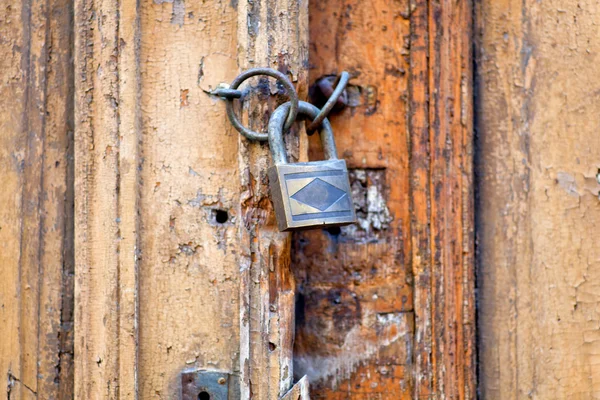 Vecchia porta con lucchetto — Foto Stock