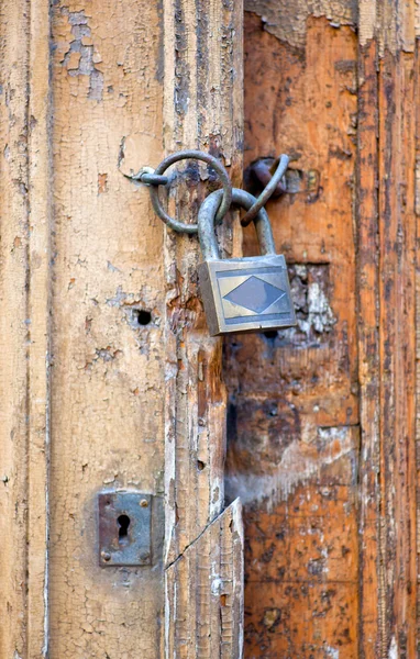 Porta velha com cadeado — Fotografia de Stock