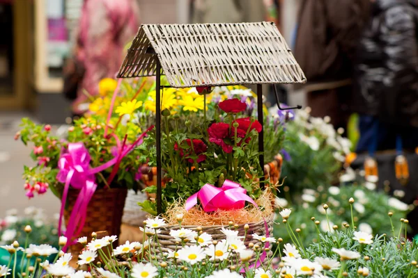 Cage en bloemen — Stockfoto