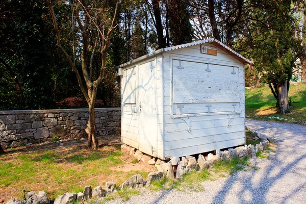 Pequena casa de madeira — Fotografia de Stock
