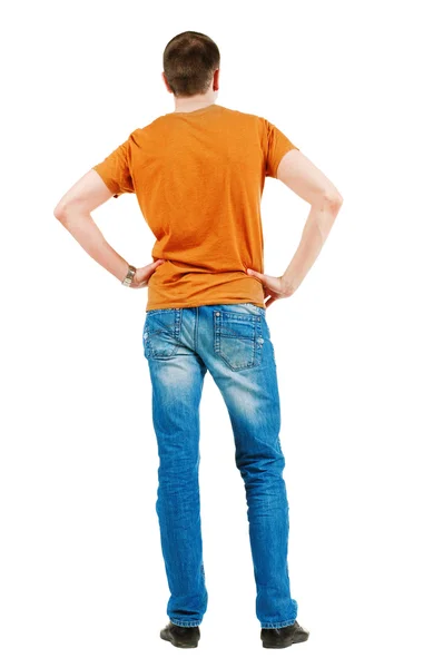 Bakifrån av unga män i orange t-shirt. — Stockfoto