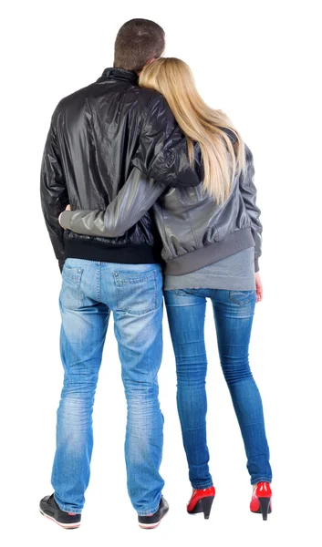Blick von hinten auf junges Paar in die Ferne. — Stockfoto