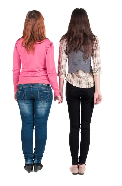Вид сзади две молодые девушки — стоковое фото