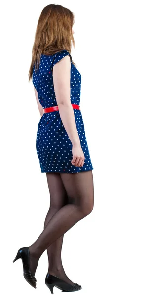 Achteraanzicht van gaan vrouw in blauwe jurk. — Stockfoto