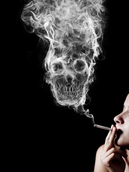 「煙る殺害」の概念。黒の背景上に分離されて — ストック写真