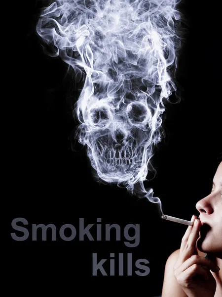 "sigara öldürür" kavramı. siyah bir arka plan üzerinde izole — Stok fotoğraf