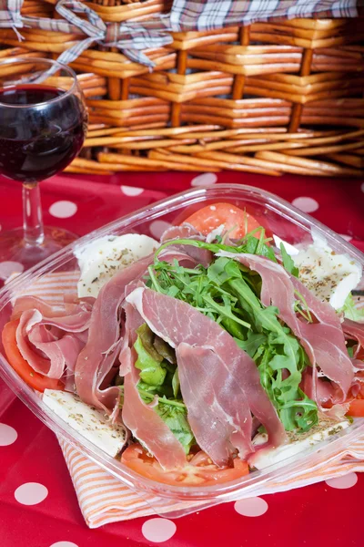Italiaanse salade met ham — Stockfoto