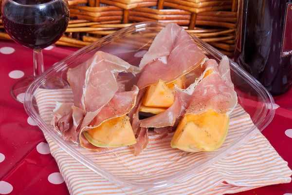 Meloen meloen met Italiaanse ham — Stockfoto