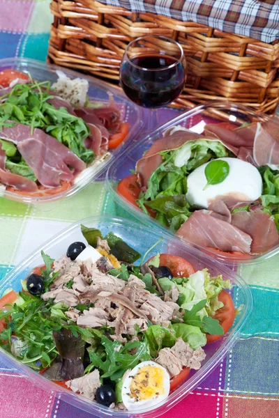 Cesta de piquenique e saladas — Fotografia de Stock