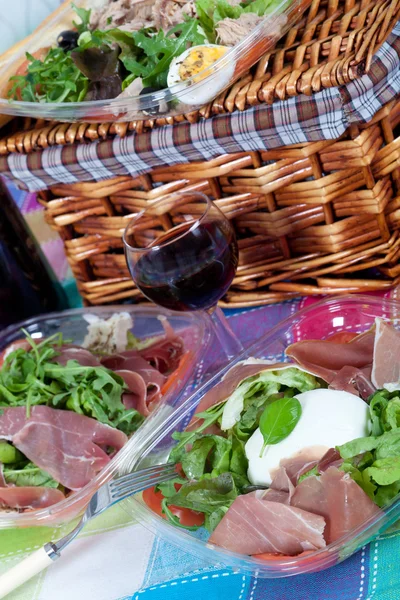 Picknickkorb und Salate — Stockfoto
