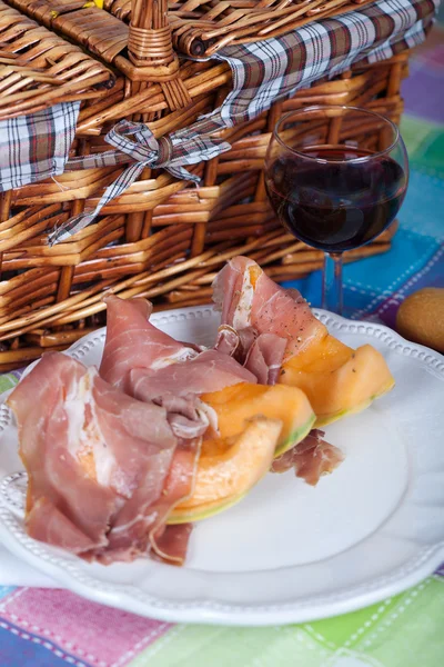 Meloen meloen met Italiaanse ham — Stockfoto