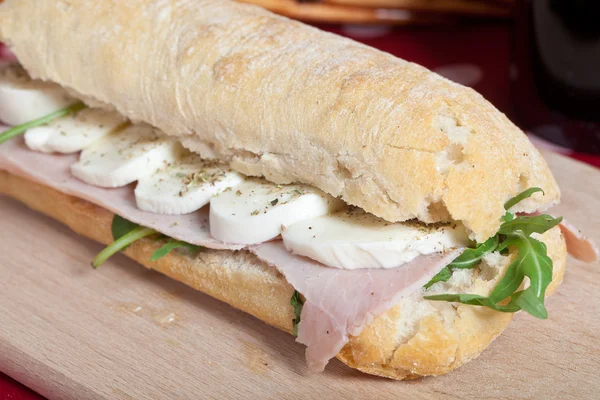 Sandwich con jamón y mozzarella —  Fotos de Stock