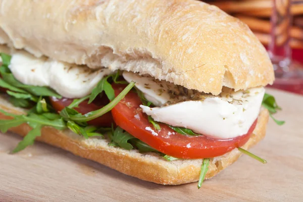 Sandwich met rucola, tomaten en mozzarella — Stockfoto