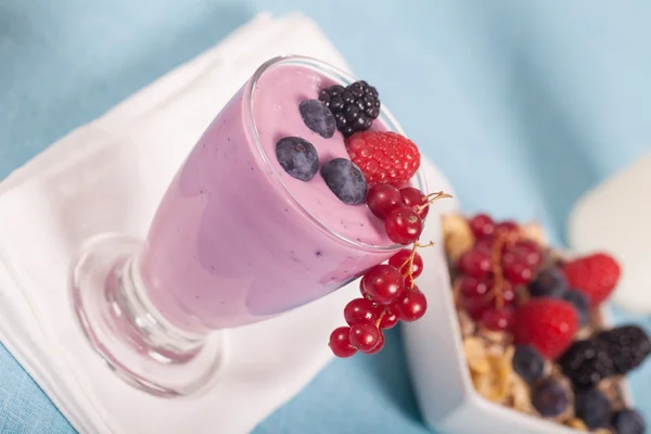 Йогурт с ягодами — стоковое фото