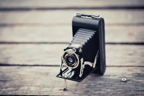 Старая складная камера — стоковое фото
