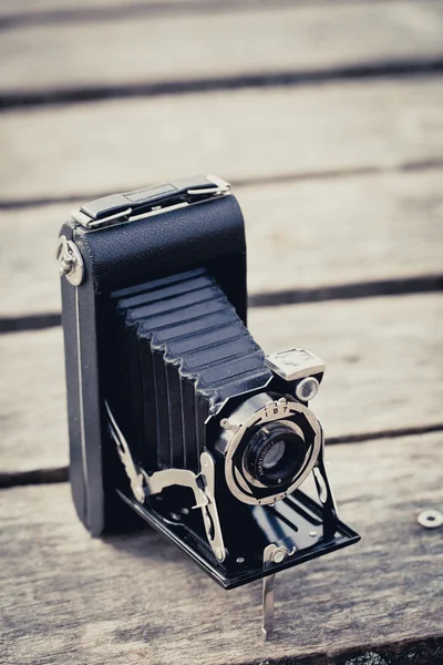 Старая складная камера — стоковое фото