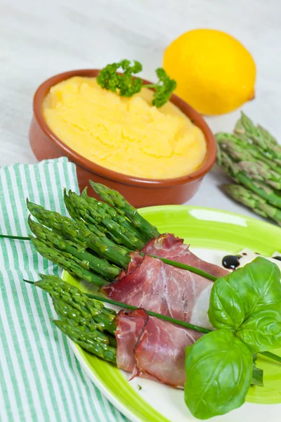 Asparagus with speck — Stock Photo, Image