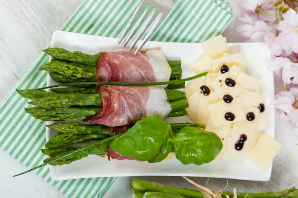 Asparagus with speck — Stock Photo, Image