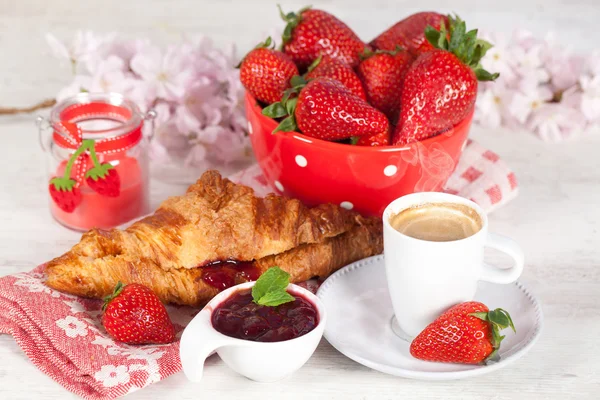 Breakfast with strawberries — Stock Photo, Image