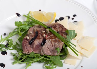 Roka Salatası ve parmesan sığır eti