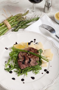 Roka Salatası ve parmesan sığır eti