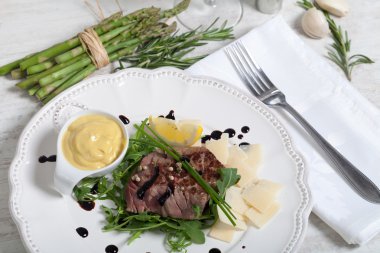 Roka Salatası ve parmesan sığır eti