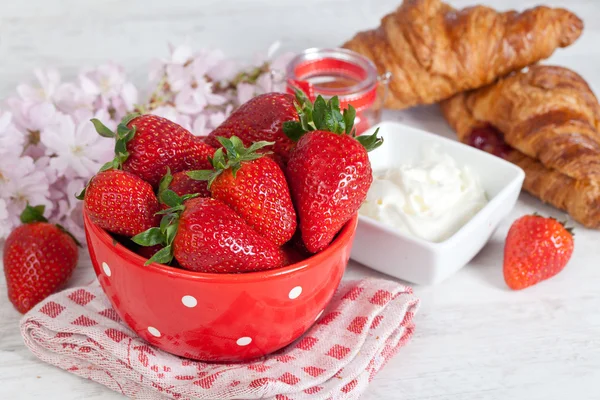Erdbeeren und Croissant — Stockfoto