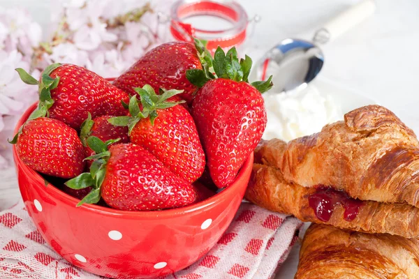 Erdbeeren und Croissant — Stockfoto
