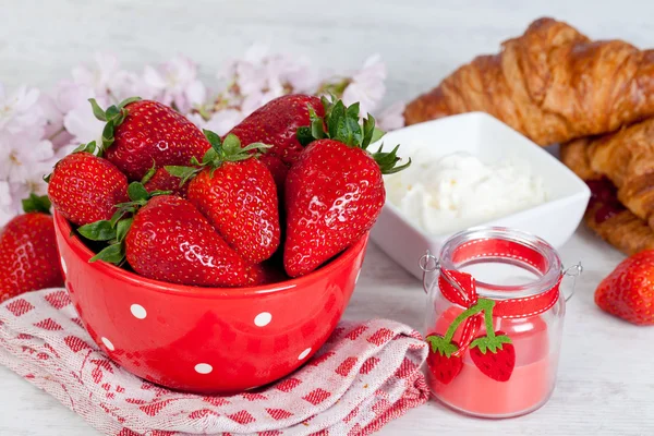 Strawberries and croissant — Stock Photo, Image