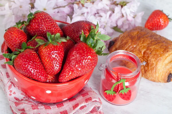 Strawberries and croissant — Stock Photo, Image