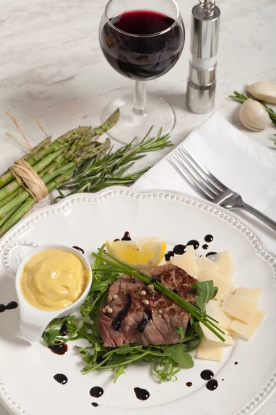 Beef on arugula salad and parmesan — Stock Photo, Image