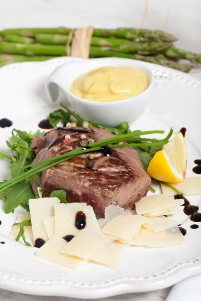 Carne de bovino em salada de arugula e parmesão — Fotografia de Stock