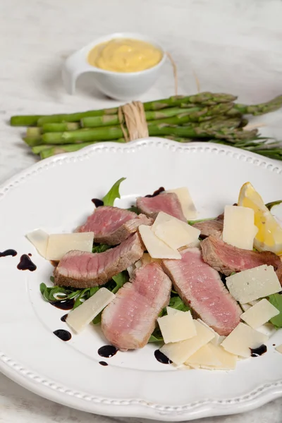 Nötkött på rucola sallad och parmesan — Stockfoto