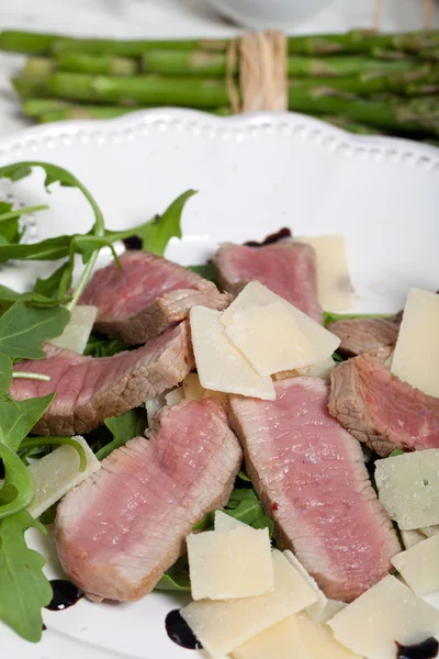 芝麻菜沙拉和干酪牛肉 — 图库照片