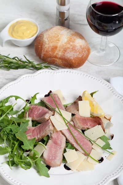 Rindfleisch auf Rucola-Salat und Parmesan — Stockfoto