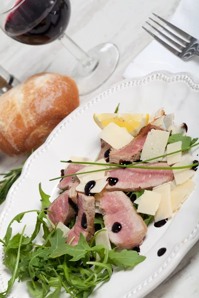 Rindfleisch auf Rucola-Salat und Parmesan — Stockfoto