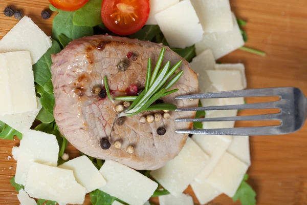 Kokt nötkött på ruccola och parmesan — Stockfoto