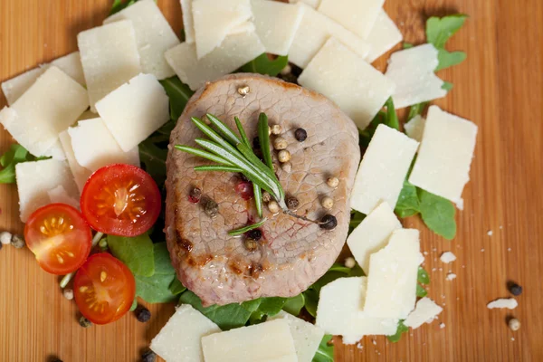 Főtt marhahús, a sült saláta kitûnõ, parmezán — Stock Fotó