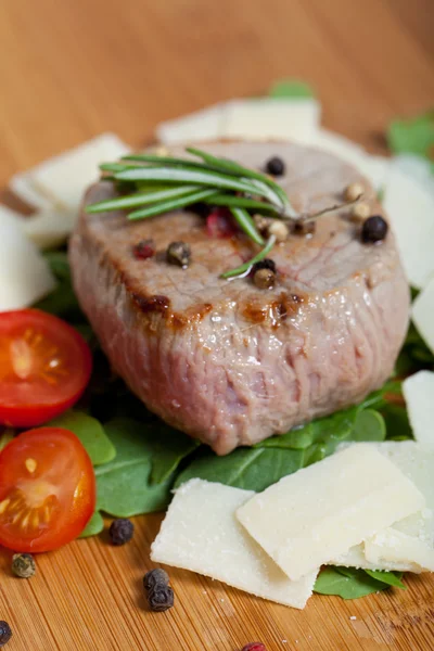Carne de bovino cozida em arugula e parmesão — Fotografia de Stock