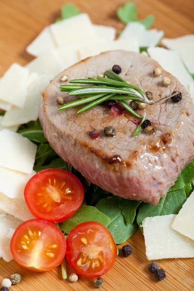 Gekochtes Rindfleisch auf Rucola und Parmesan — Stockfoto