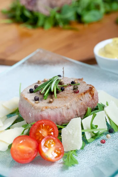 Gekochtes Rindfleisch auf Rucola und Parmesan — Stockfoto