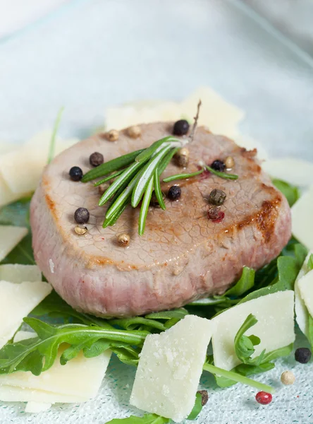 Läckert nötkött på ruccolasallad och parmesan — Stockfoto