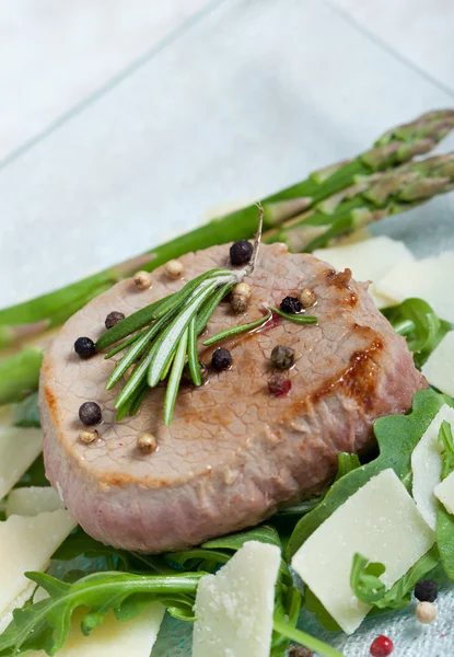 Deliciosa carne de res en ensalada de rúcula y parmesano —  Fotos de Stock