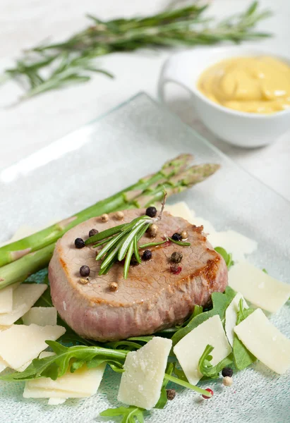 Roka salatası ve parmesanlı nefis biftek. — Stok fotoğraf