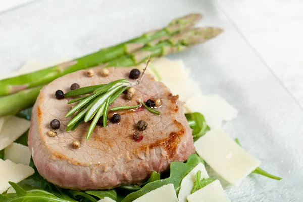 Вкусная говядина с салатом из рукколы и пармезаном — стоковое фото