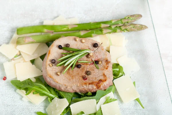 Смачна яловичина на салаті з руколи та пармезаном — стокове фото