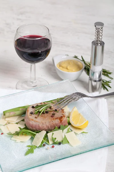 Вкусная говядина с салатом из рукколы и пармезаном — стоковое фото