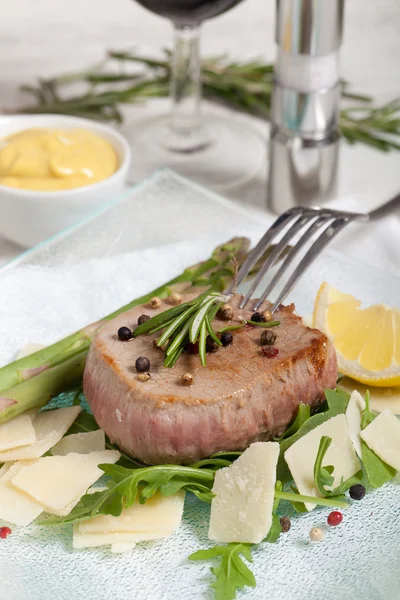 アルグラサラダとパルメザンチーズのおいしい牛肉 — ストック写真