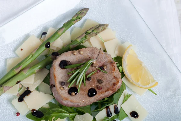 Heerlijk rundvlees op arugula salade en parmezaanse kaas — Stockfoto